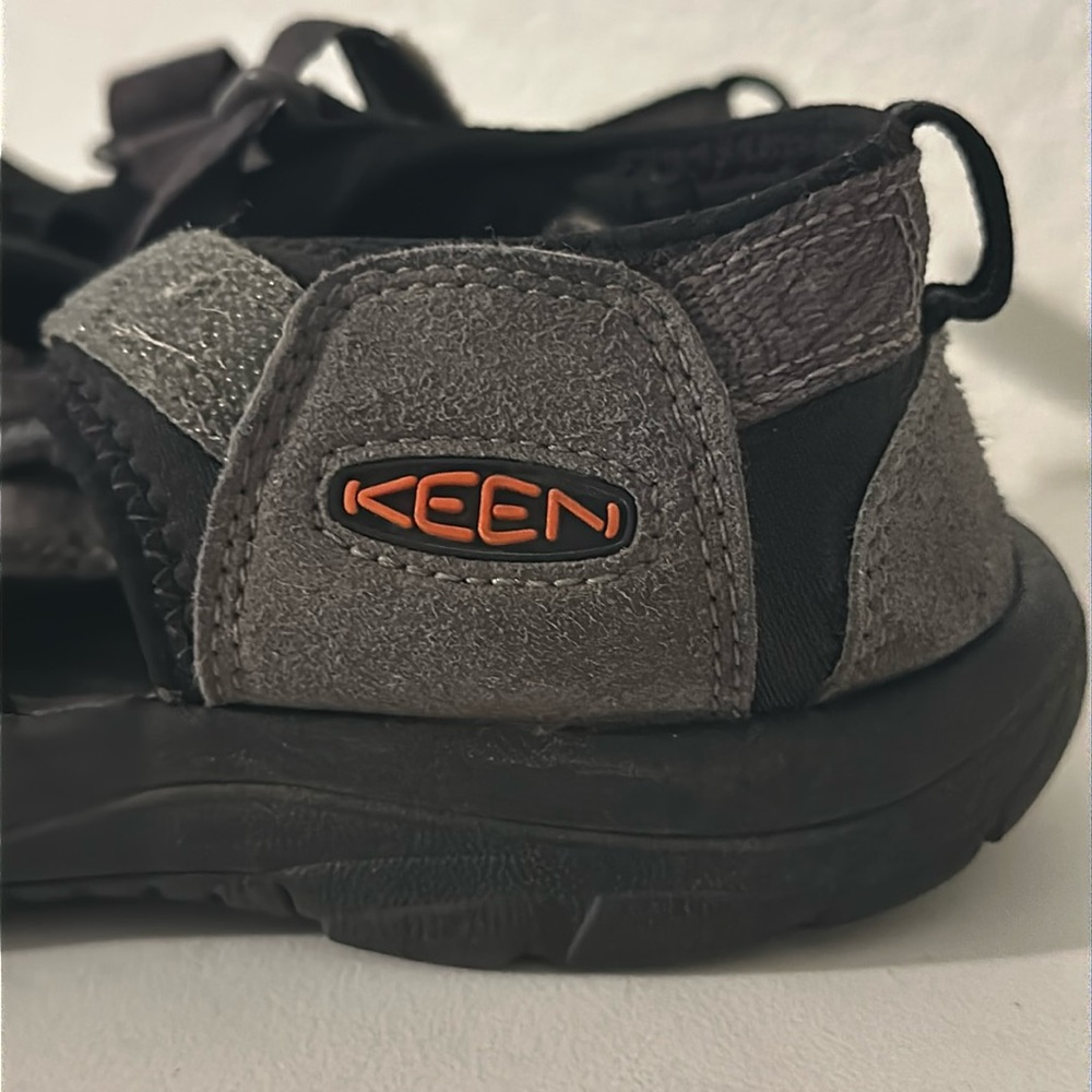 Keen Newport H2 Gray/Black Sandals 7M